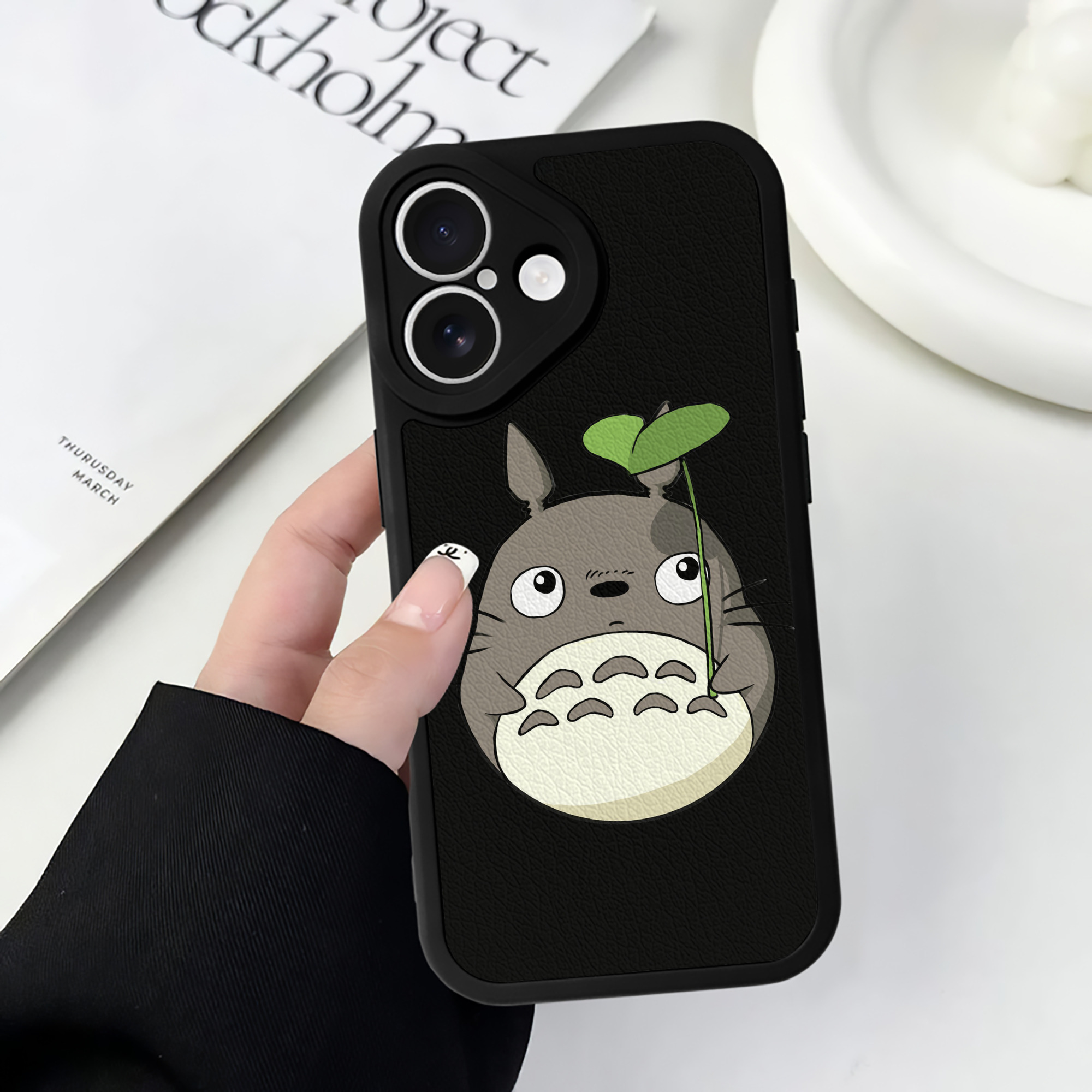 （画像用） となりのトトロ 草壁メイ 草壁サツキ My Neighbor Totoro Satsuki Kusakabe Mei Kusakabe 【iPhone 16シリーズ対応】シリコンスマホケース（レザー調） 材質：シリコン